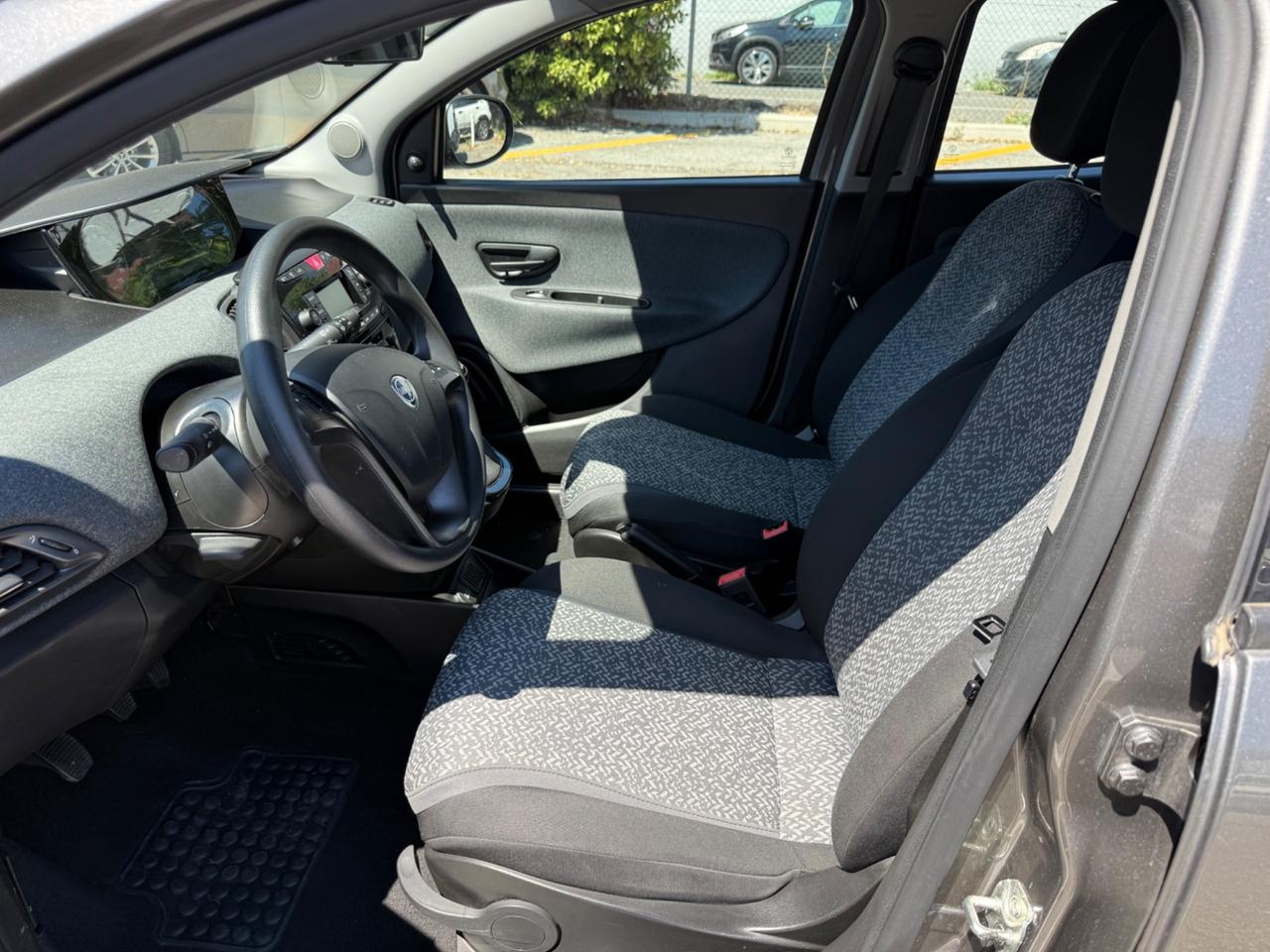 Lancia Ypsilon 1.0 FireFly 5 porte S&S Hybrid Ecochic Silver