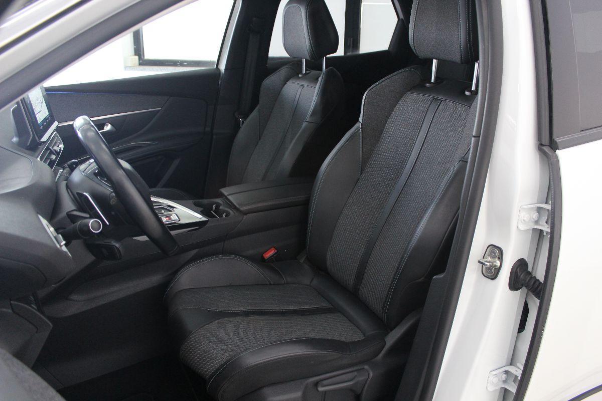 PEUGEOT - e-3008