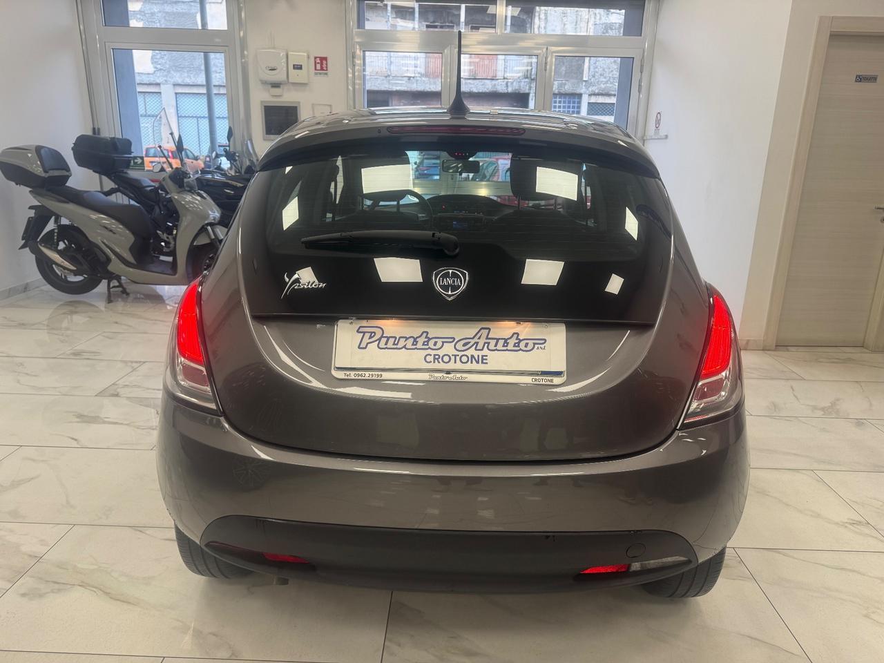 Lancia Ypsilon 1.0 FireFly 5 porte S&S Hybrid Silver