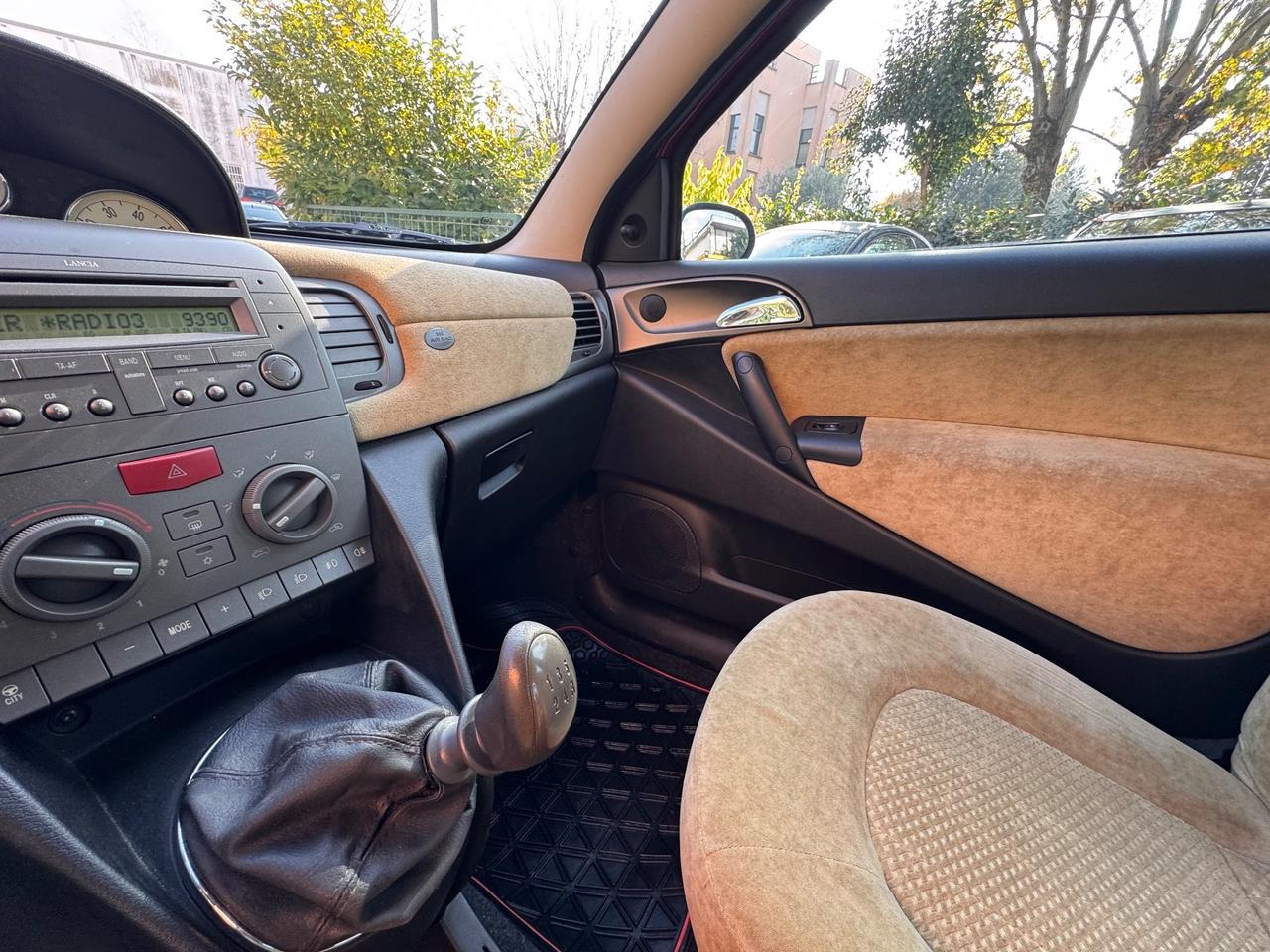 Lancia Ypsilon 1.2 16V Platino