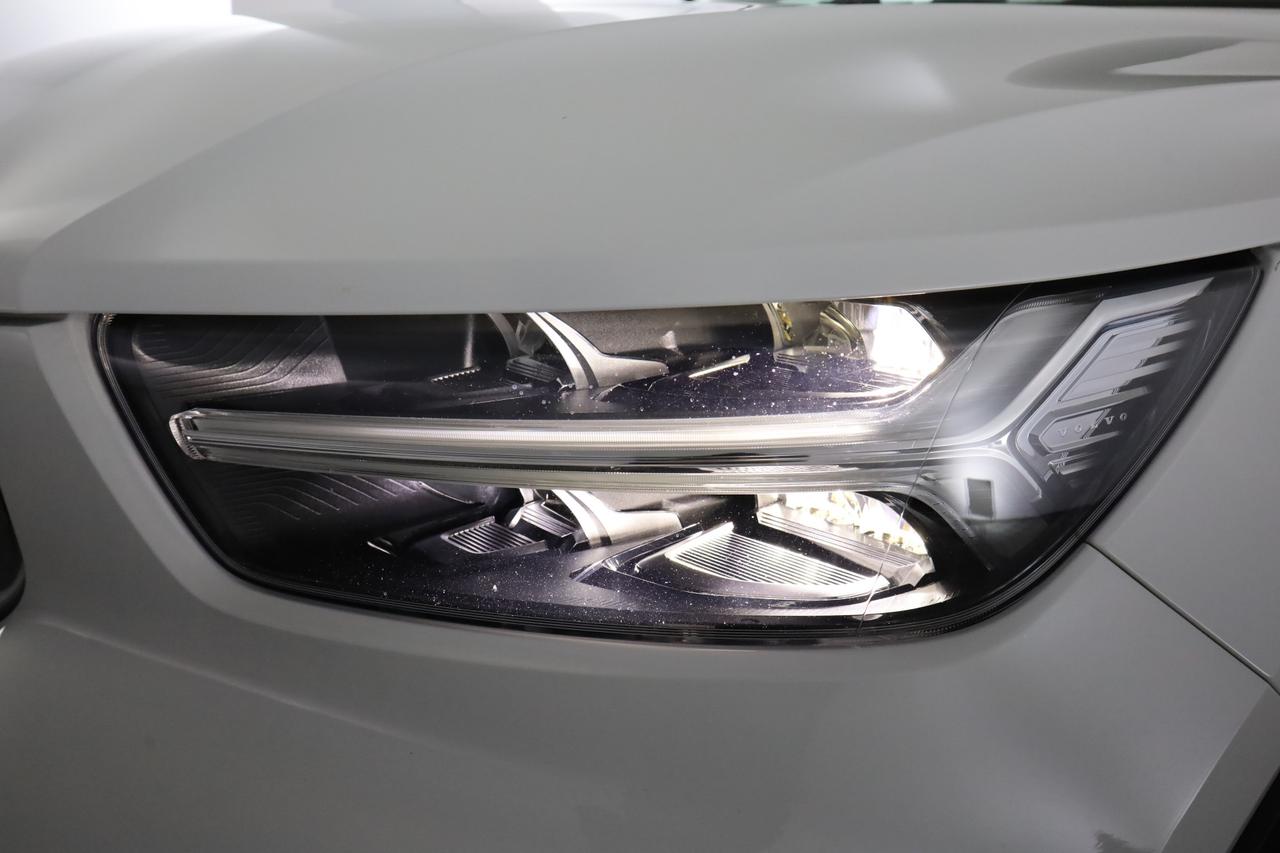 VOLVO XC40 (2017--->) XC40 D3 AWD Geartronic Business Plus/Momentum Pro