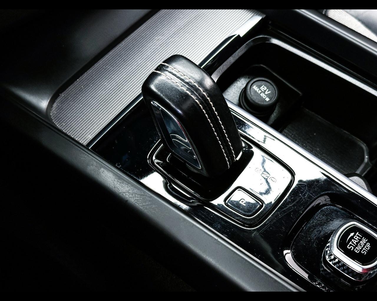 VOLVO XC60 (2017-->) - XC60 B5 (d) AWD Geartronic R-design