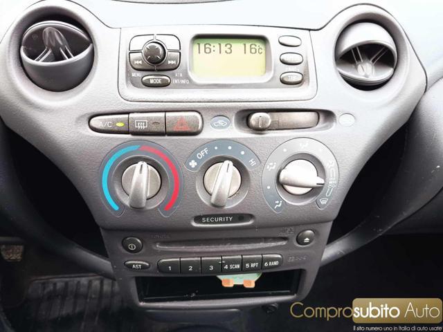 TOYOTA Yaris 1.0i 16V cat 5 porte Sol