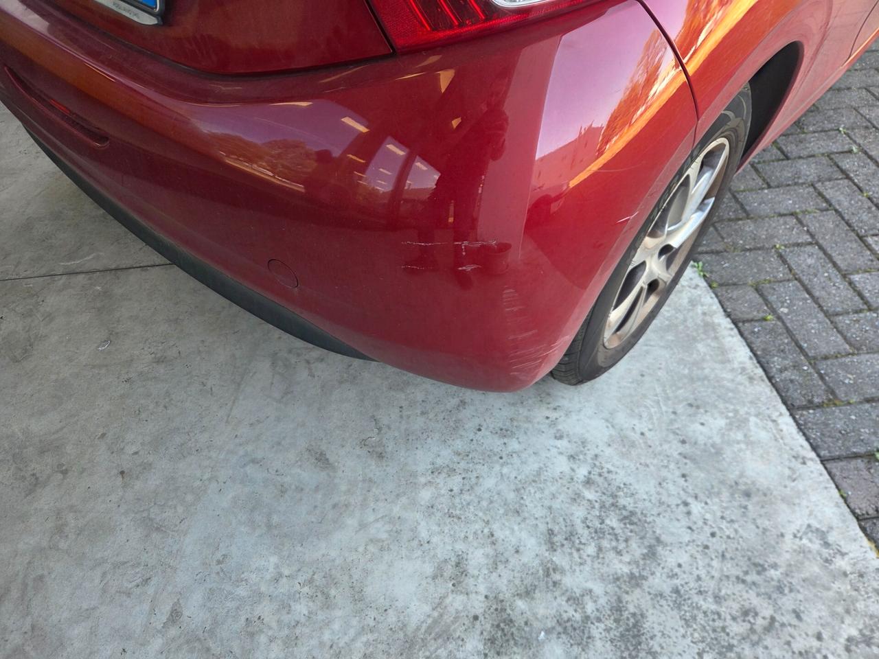 Peugeot 208 1.6 e-HDi 92 CV Stop&Start 3 porte Allure