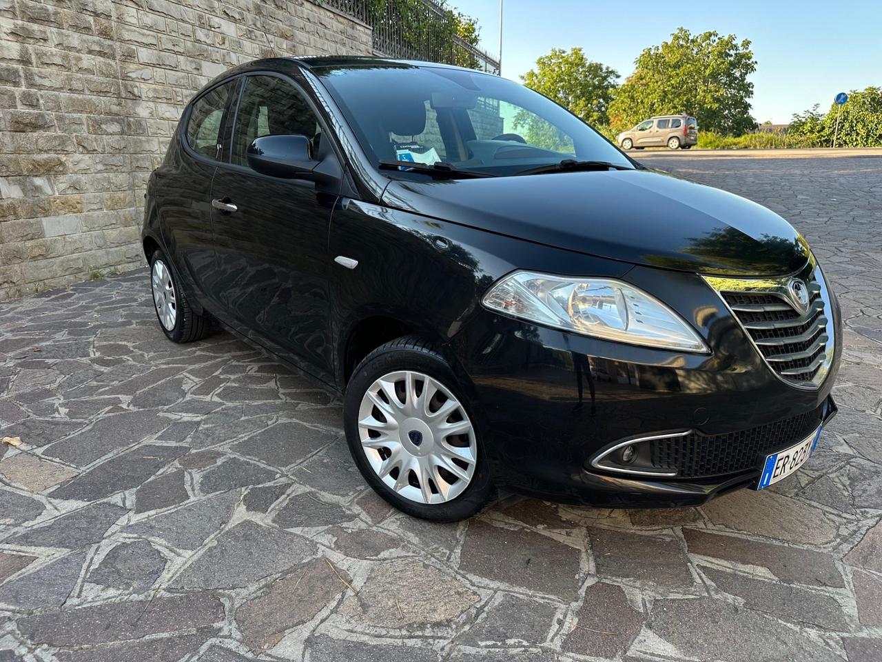Lancia Ypsilon 1.2 69 CV 5 porte S&S Gold NEOPATENTATI