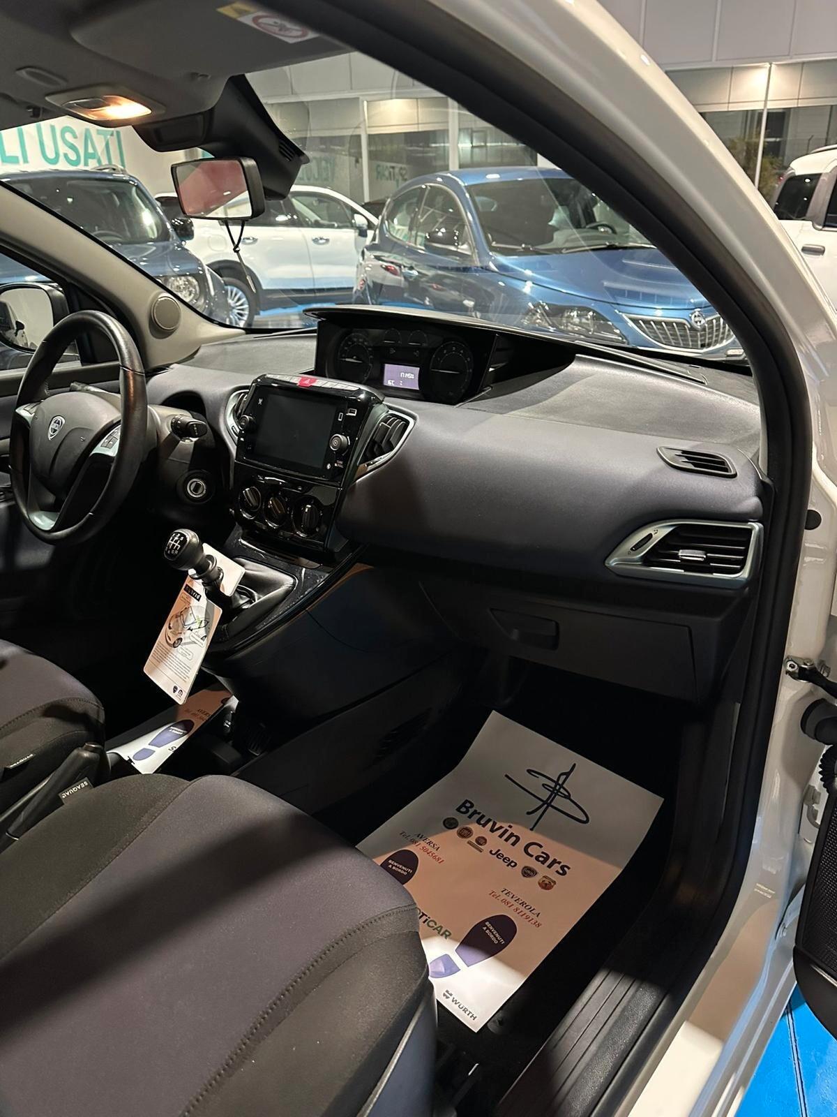 Lancia Ypsilon 1.0 FireFly 5 porte S&S Hybrid Platino