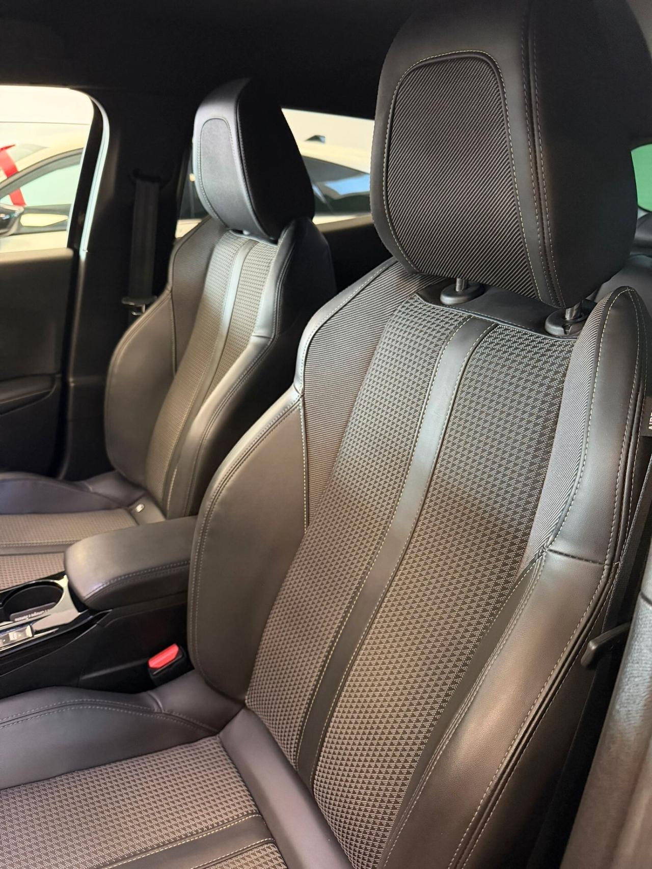 Peugeot 2008 PureTech 130 S&S EAT8 GT