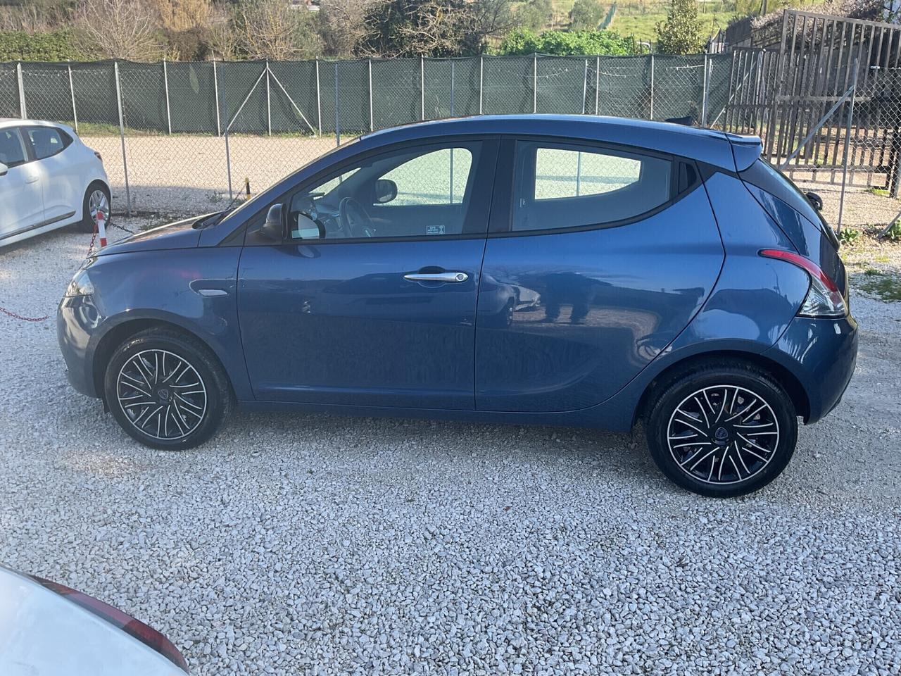 Lancia Ypsilon 1.0 FireFly 5 porte Hybrid Ecochic Gold