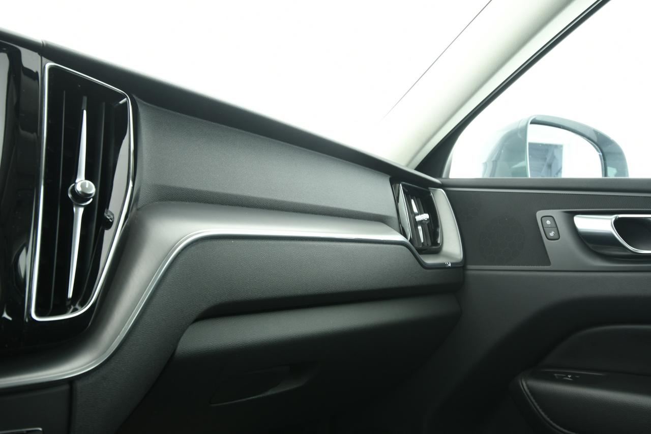 VOLVO XC60 2.0 b4 Momentum awd auto CAMERA+APP CONNECT+FULL LED