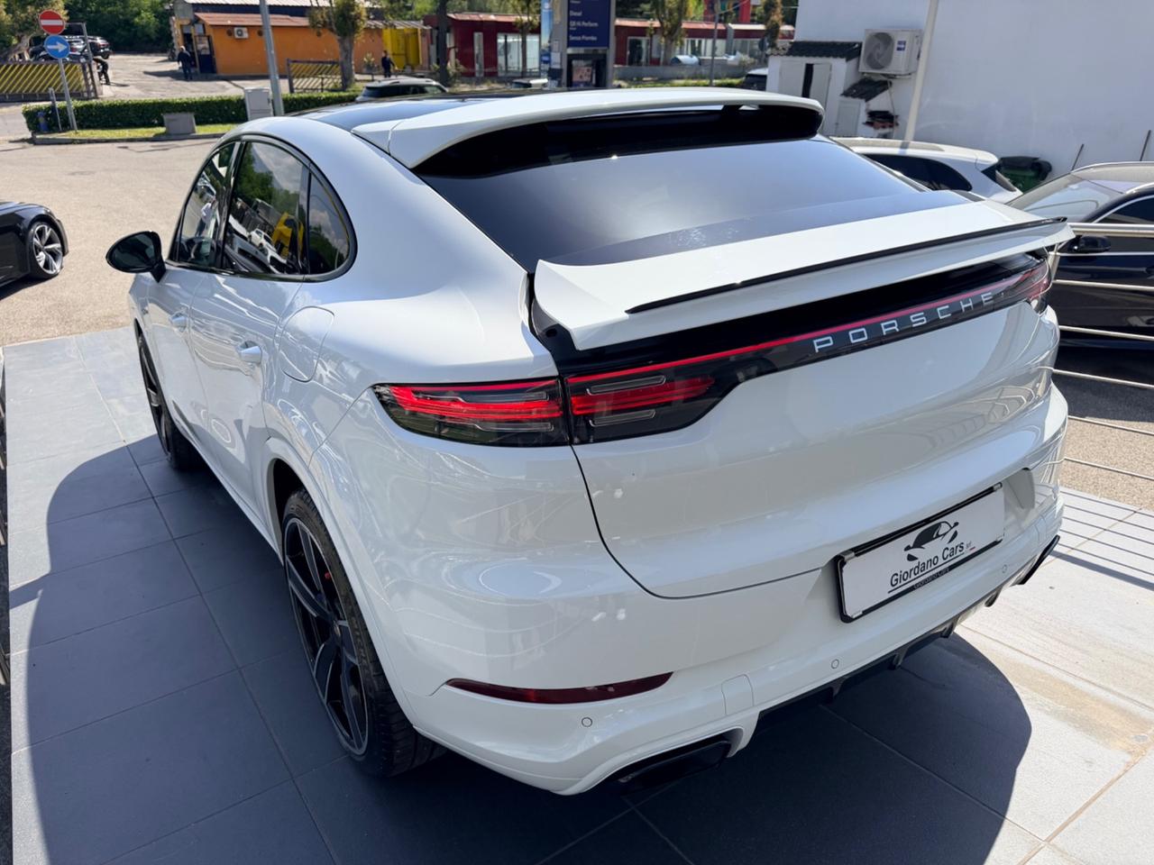 Porsche Cayenne Coupé 3.0 V6 E-Hybrid white edition