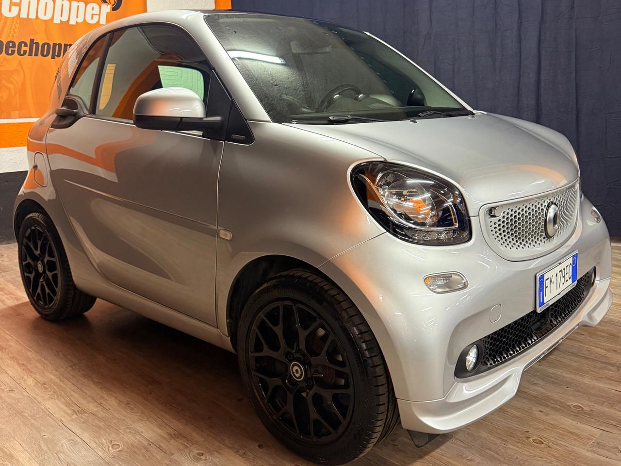 BELLISSIMA SMART FORTWO ADATTA A NEOPATENTATI CON TETTO PANORAMICO CON SOLI 69.625 KM