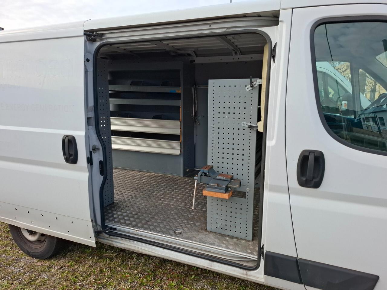 Fiat Ducato allestito con scaffali