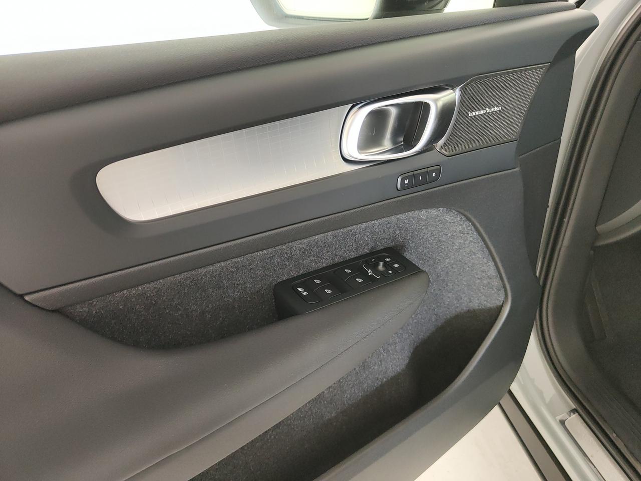 VOLVO XC40 2.0 b3 Ultra Black Edition auto