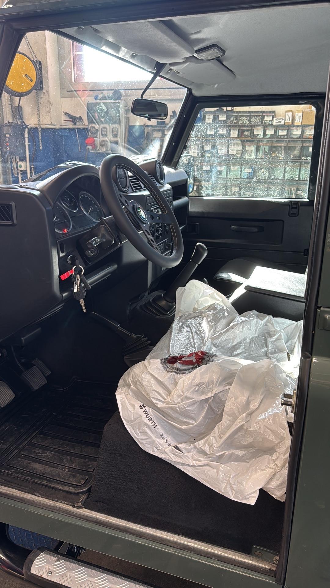 Land Rover Defender 90 2.4 TD4 Station Wagon SE