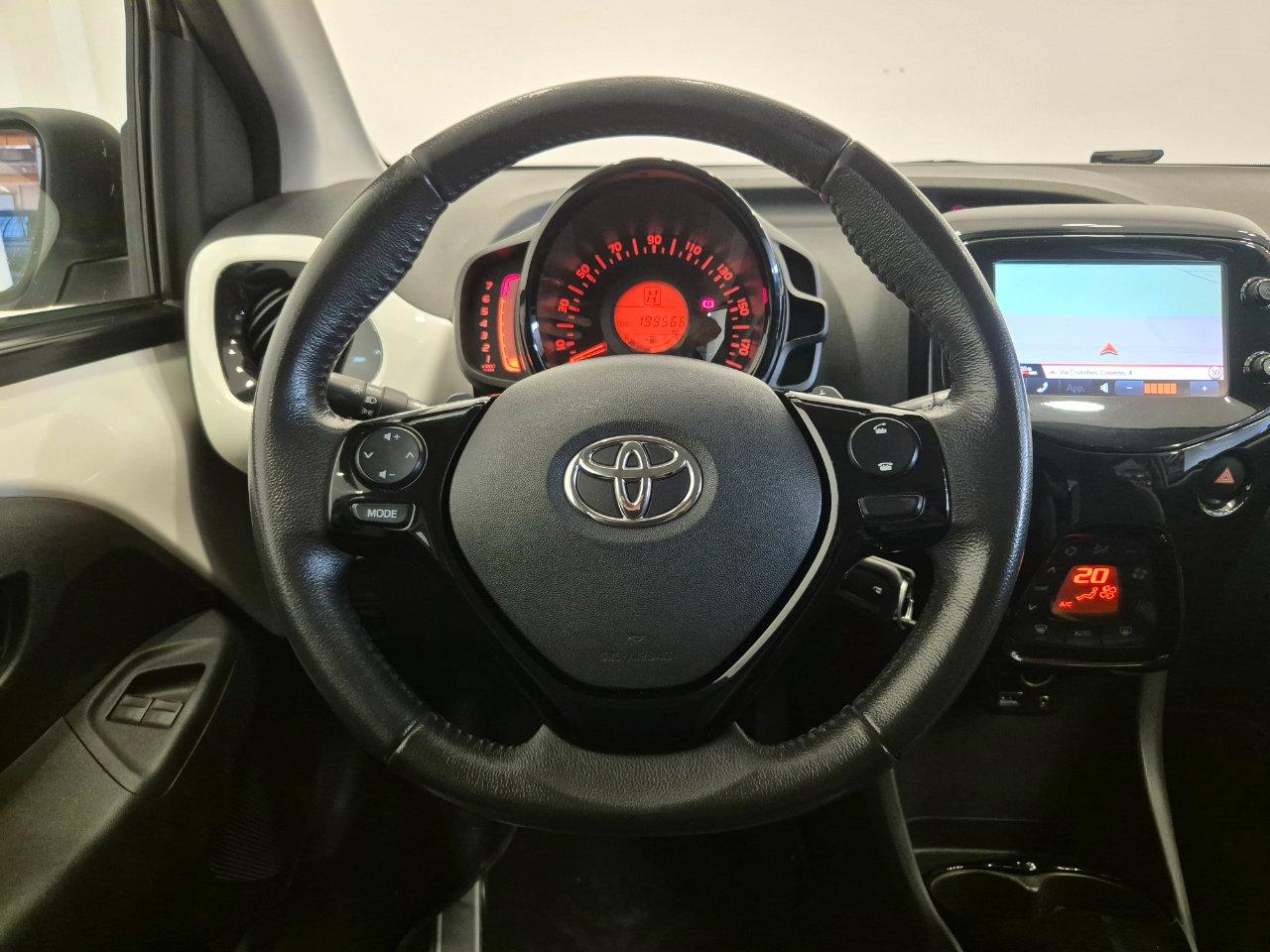 Toyota Aygo 5p 1.0 x-play aut. - NEOPATENTATI - Cam - Navi