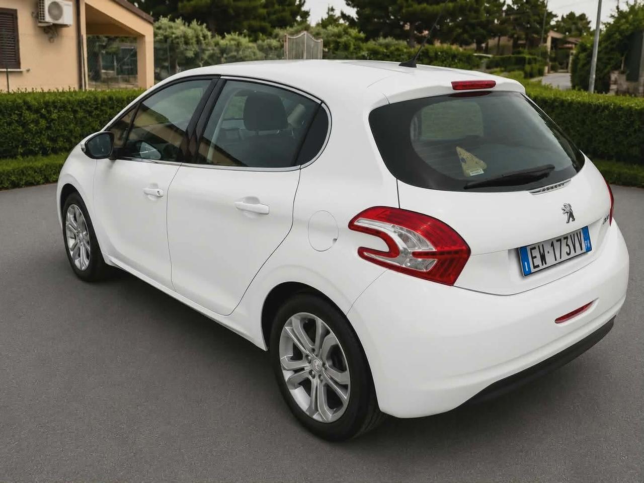 Peugeot 208 1.2 Benzina Allure – PARI AL NUOVO