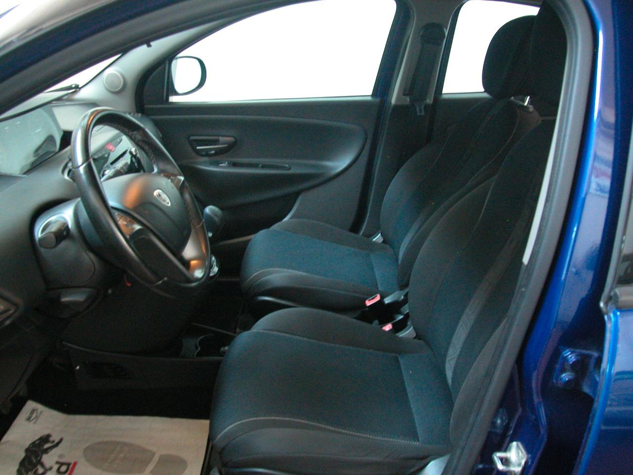 Lancia Ypsilon 1.2 69 CV 5 porte S Momodesign