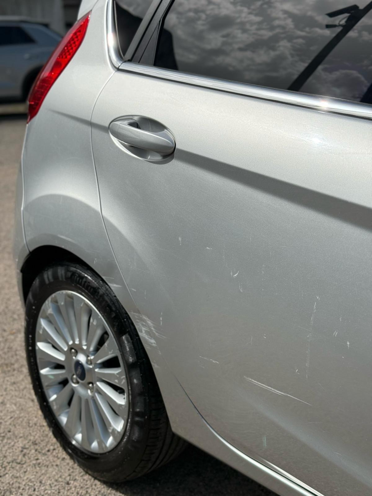 Ford Fiesta Titanium 5 porte benzina/gpl