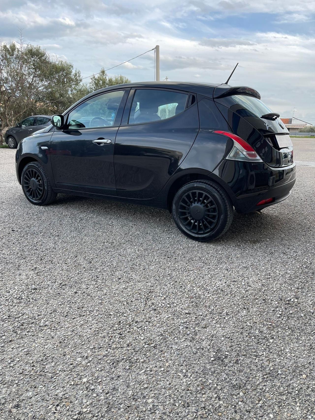 Lancia New Ypsilon 1.0 - Hybrid - GARANZIA