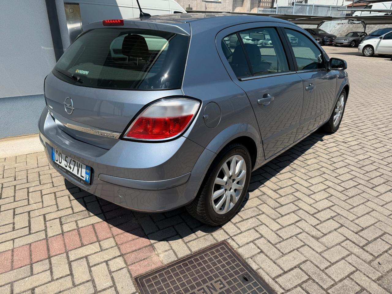 Opel Astra 1.6 16V Twinport 5 porte Cosmo