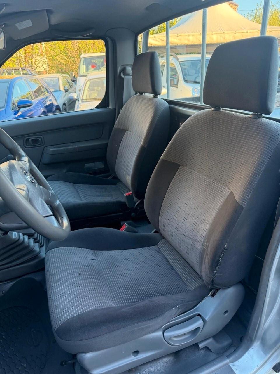 Nissan NP300 2.5 D 2p. King Cab Easy Chassis