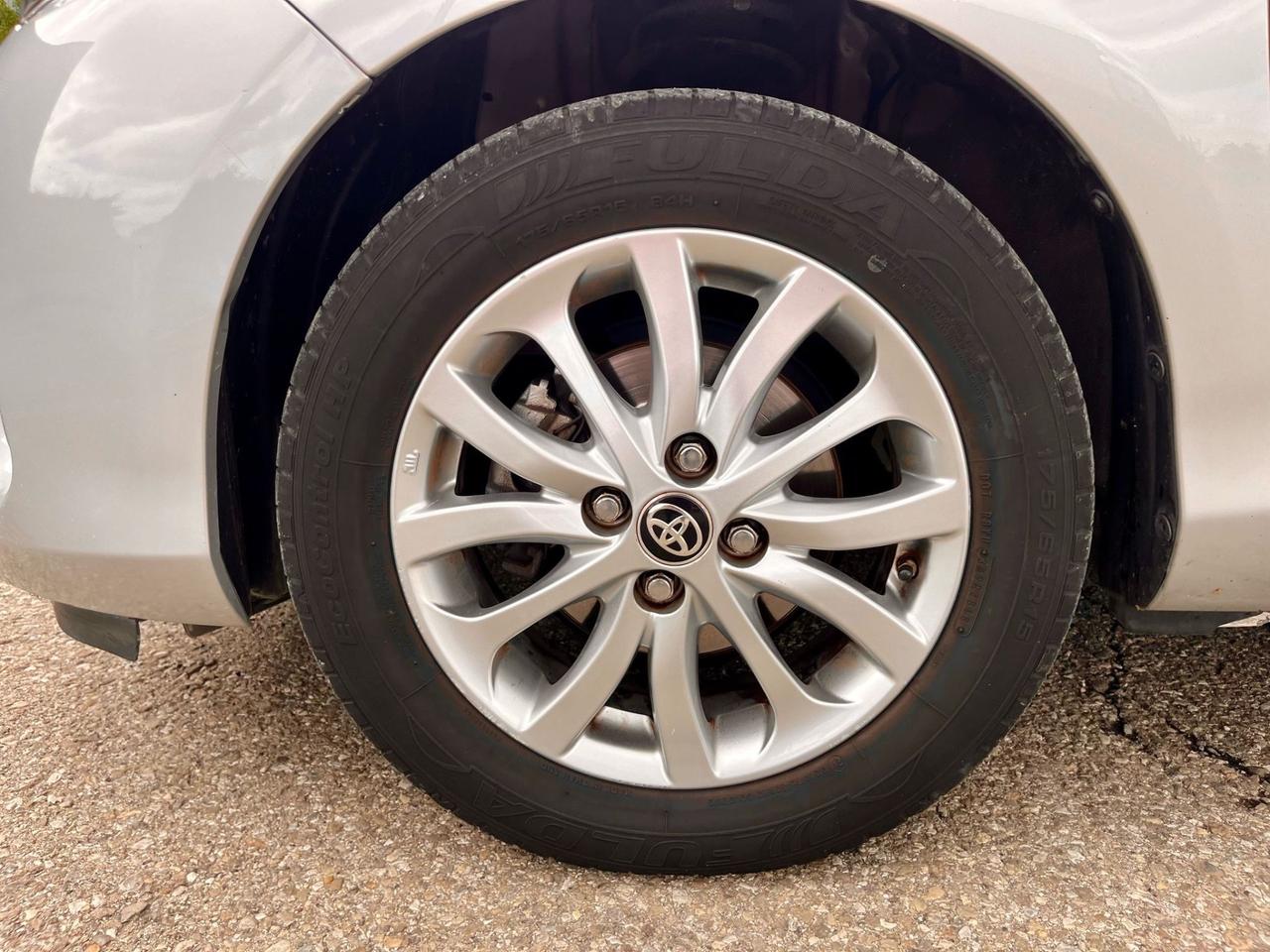 Toyota Yaris 1.3benz 2015 90.000km perfetta per neopatentati