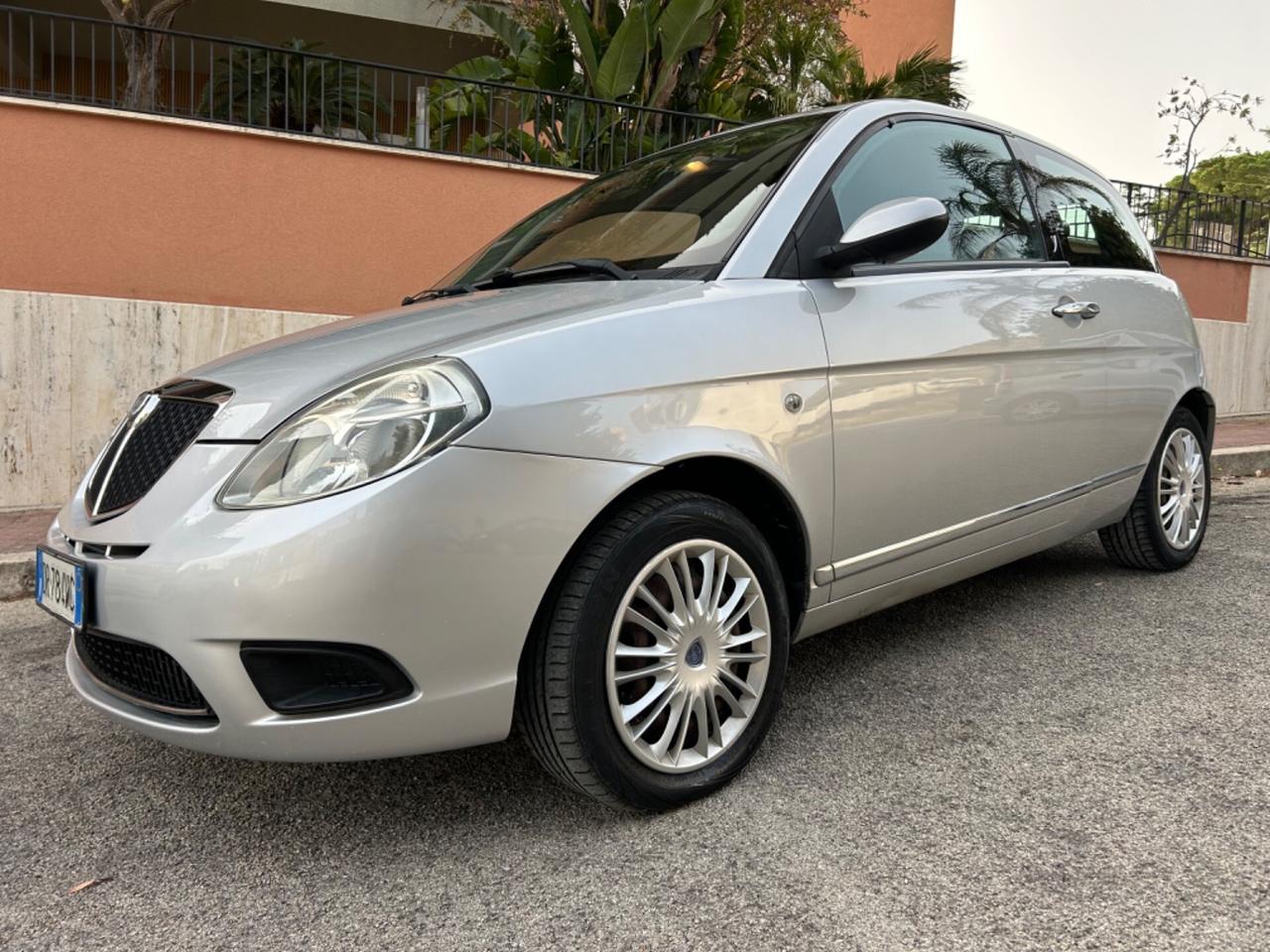 Lancia Ypsilon 1.3 MJT 75 CV Platino