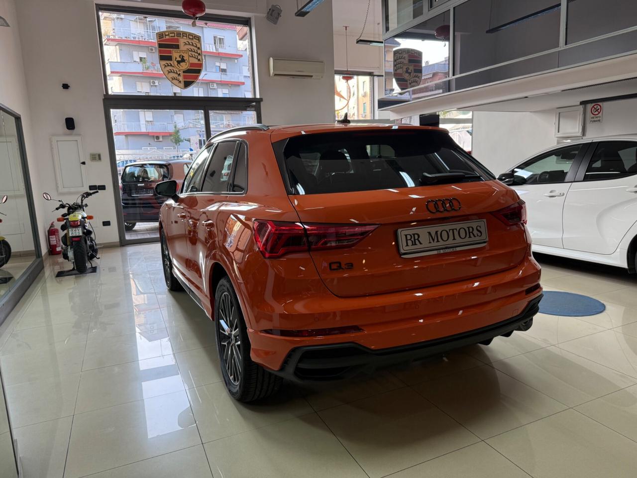 Audi Q3 35tfsi S line + Identity Black - SOLO 4.930Km !!