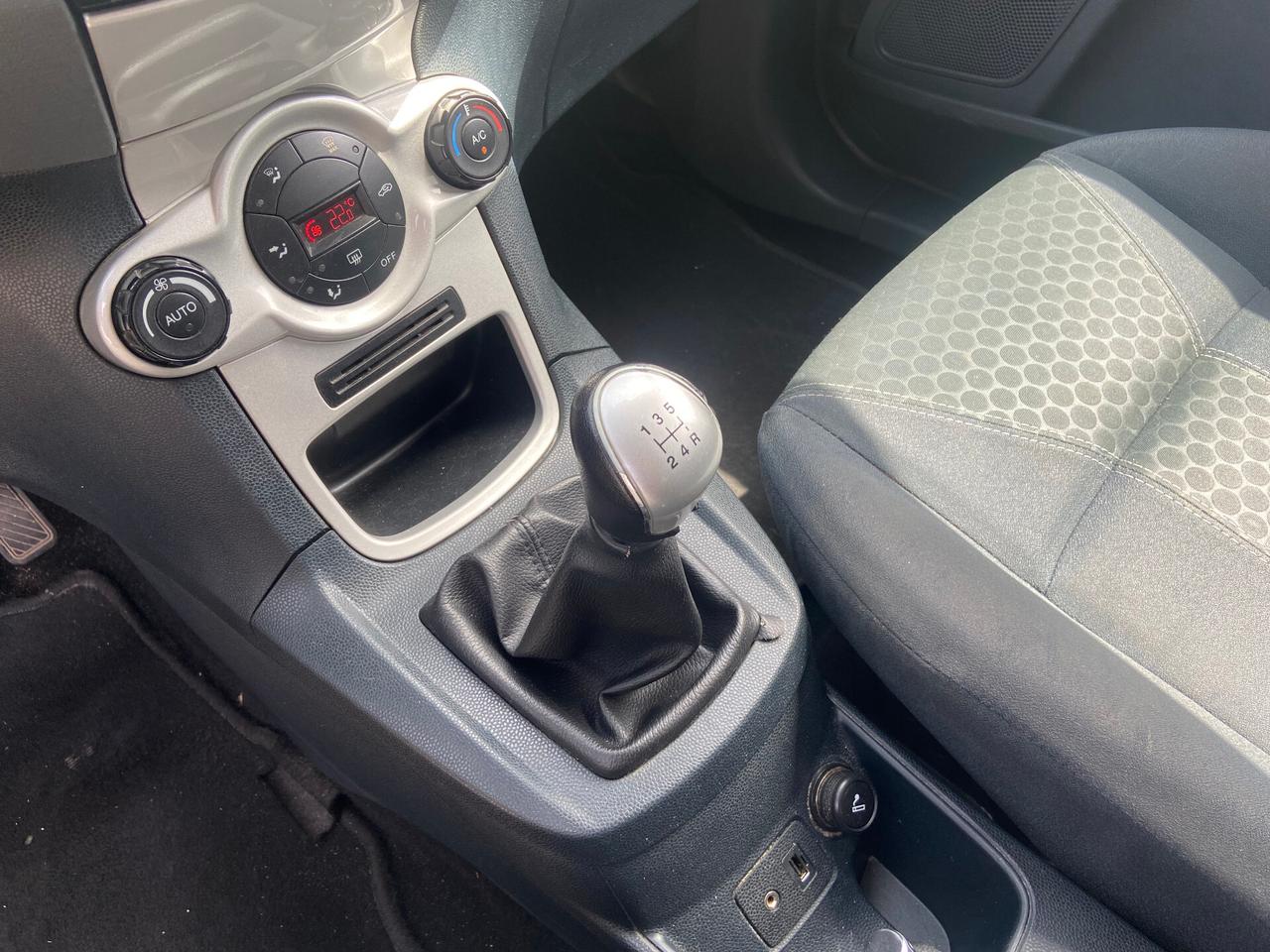 Ford Fiesta 1.4 TDCi 68CV 5 porte Titanium