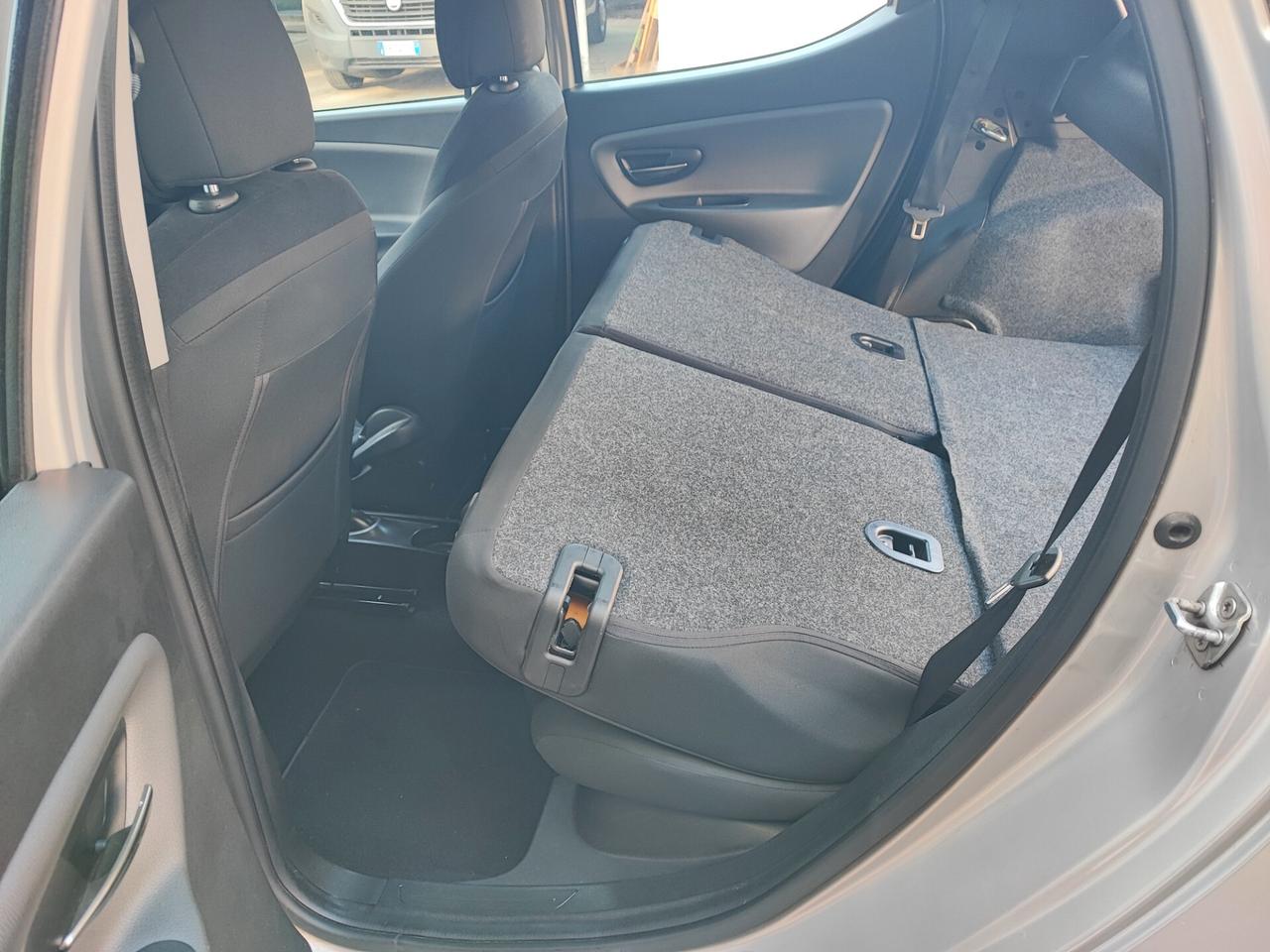 Lancia Ypsilon con 26 Euro 450 km