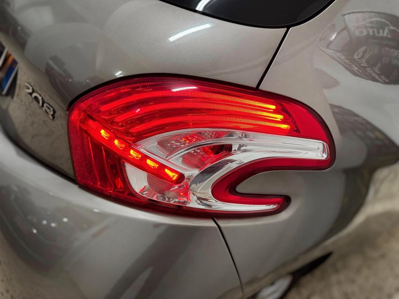 Peugeot 208 1.4 HDi 68 CV 5 porte Allure