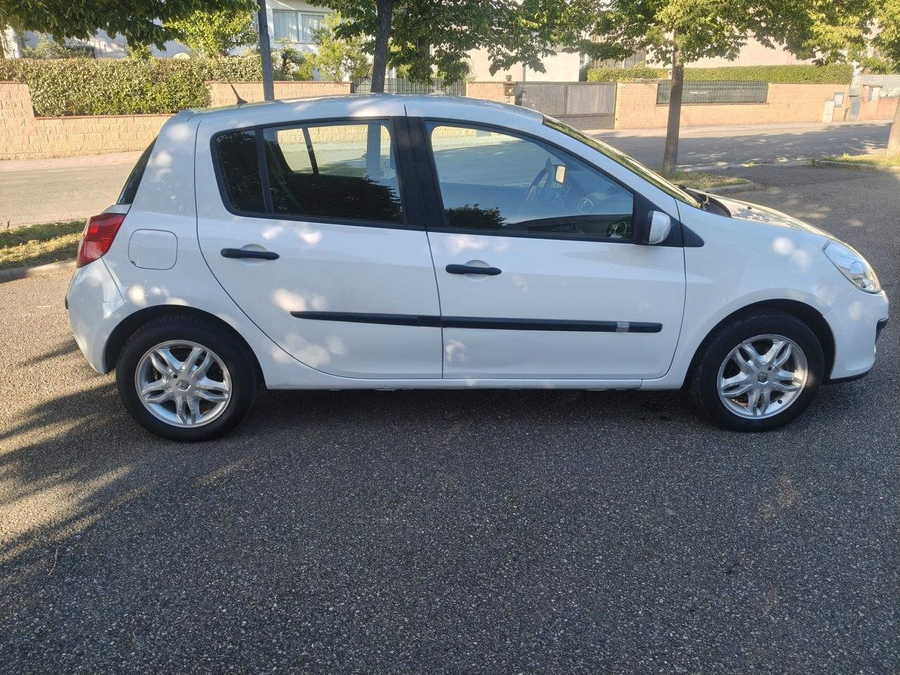 Renault Clio 1.6 5 porte SOLAMENTE 61.000 KM