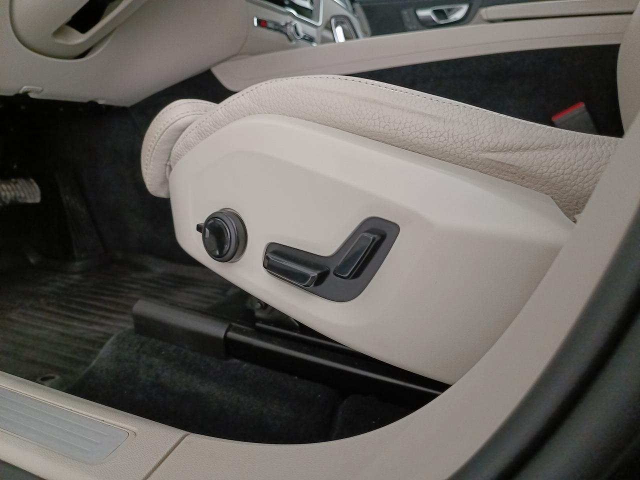 VOLVO XC60 2.0 b5 Plus Dark awd auto