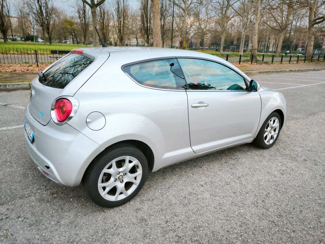 Alfa Romeo MiTo 1.6 JTDm 16V Distinctive Sport Pack