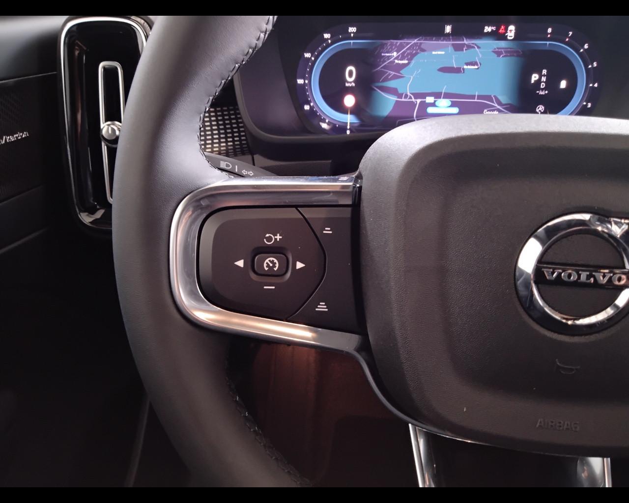 VOLVO XC40 2023 - XC40 2.0 b3 Plus Black Edition auto