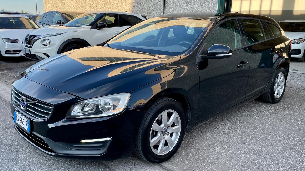 VOLVO V60 1.6 MOMENTUM 115CV - PELLE PARZIALE, CRUISE CONTROL, NEOPATENTATI