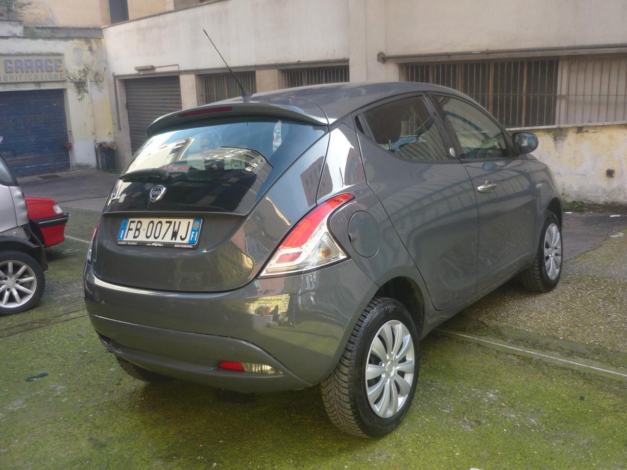 Lancia Ypsilon 0.9 TwinAir 85 CV 5 porte Metano Ecochic Silver