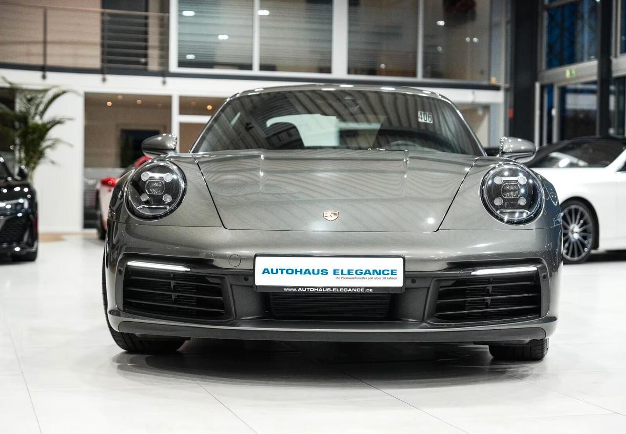 Porsche 992, 911 Coupe 3.0 Carrera auto, sedili sportivi