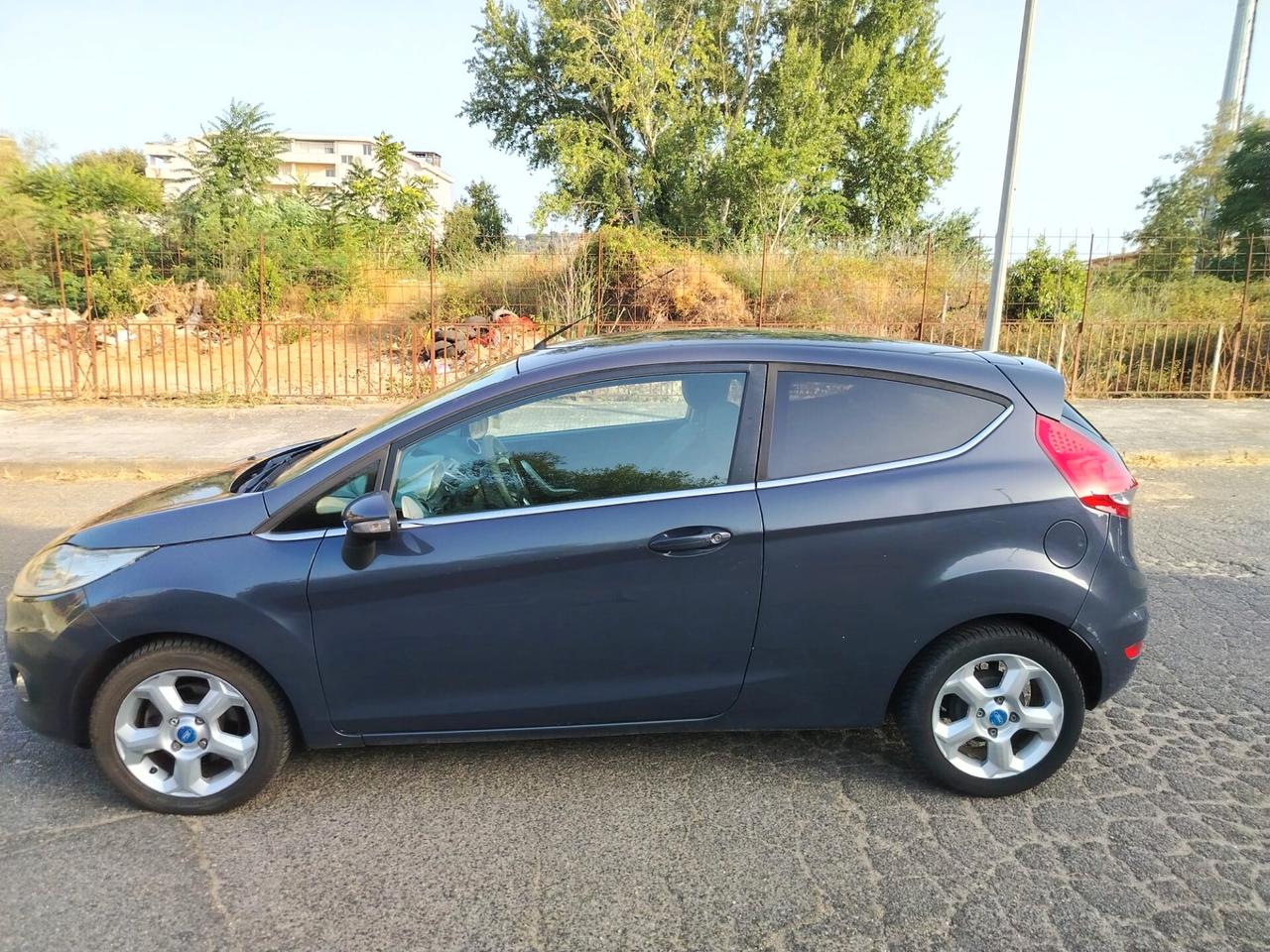 Ford Fiesta 1.4 TDCi 70CV 3 porte Titanium 2012