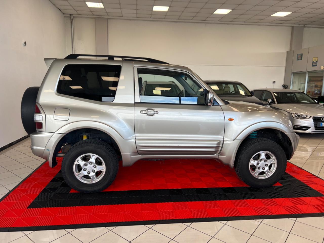 Mitsubishi Pajero 3.2 16V DI-D 3p. GLX Autocarro