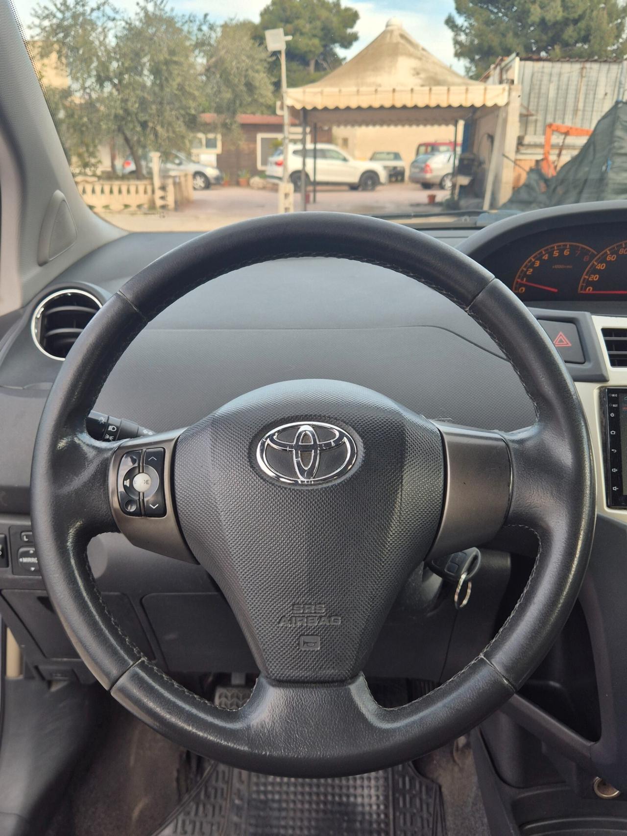 Toyota Yaris 1.0 5.p luxury pack