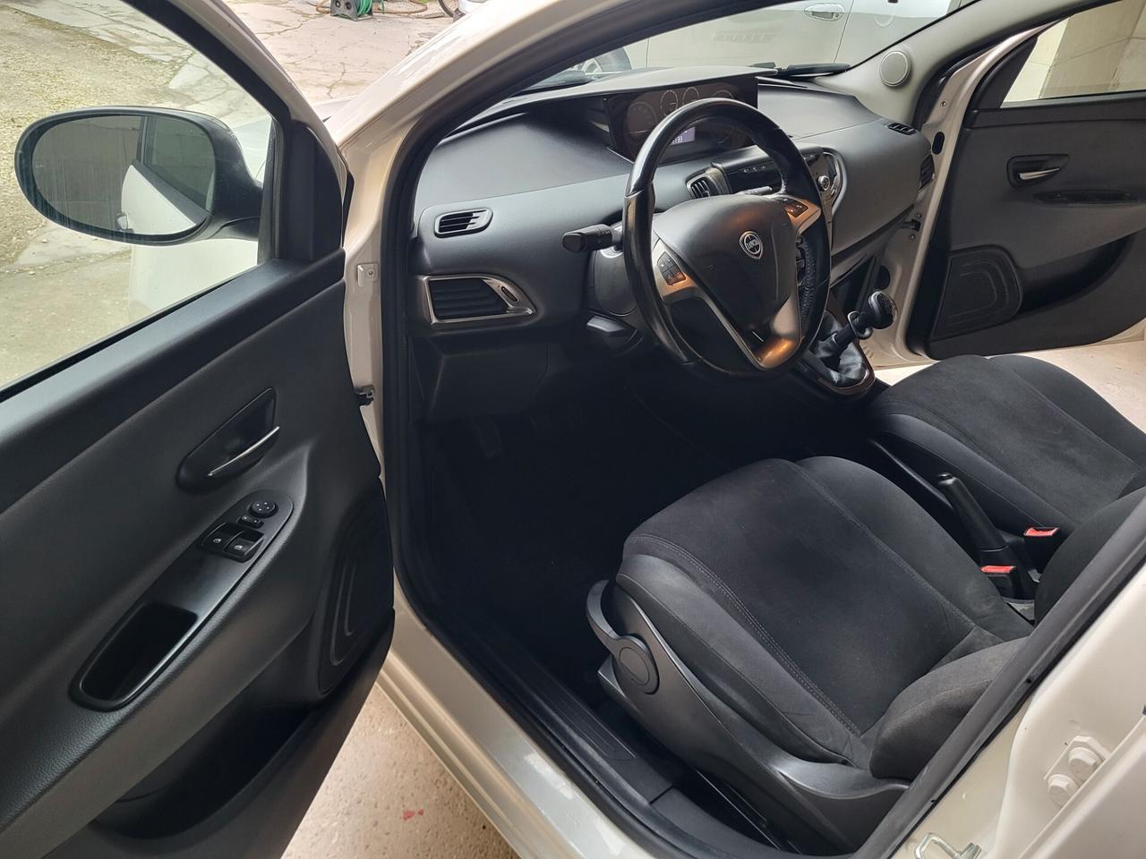 Lancia Ypsilon 1.2 69 CV 5 porte Gold