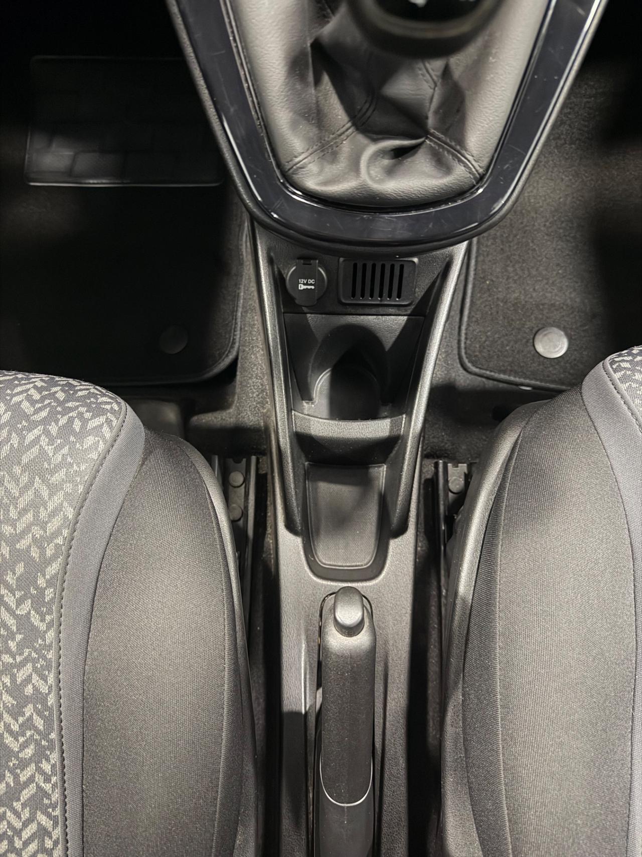 Lancia Ypsilon Elefantino Blu Gpl casa madre