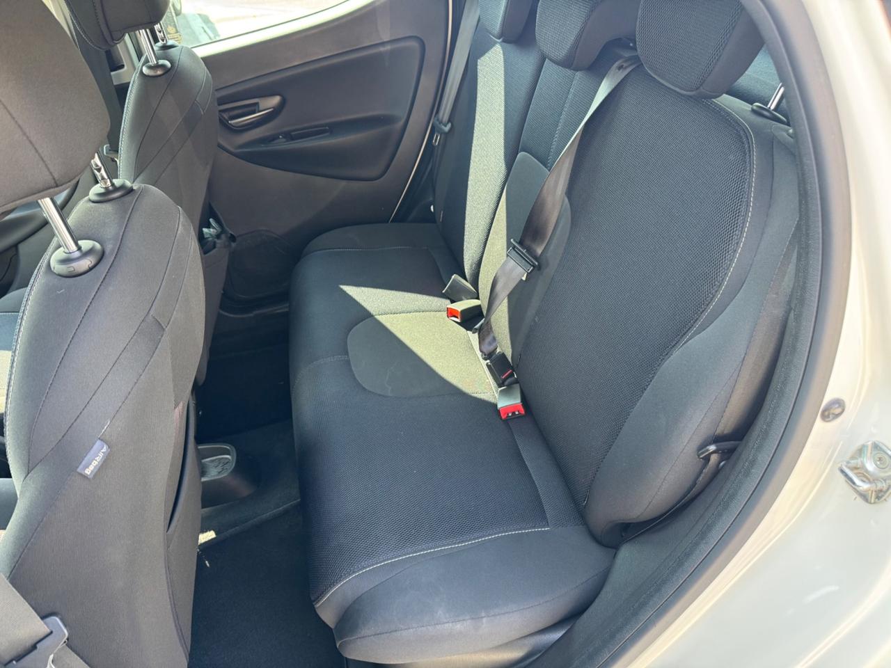 Lancia Ypsilon 1.3 MJT 16V 95 CV 5 porte S&S MOMO DESIGNE