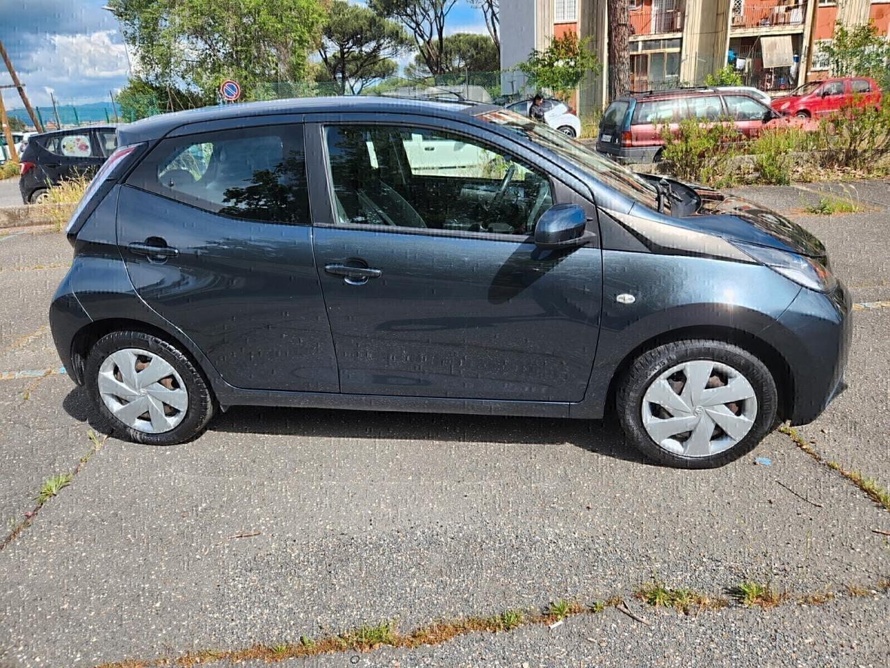 Toyota Aygo 1.0 VVT-i 69 CV 5 porte x-business garanzia permute finanziamenti