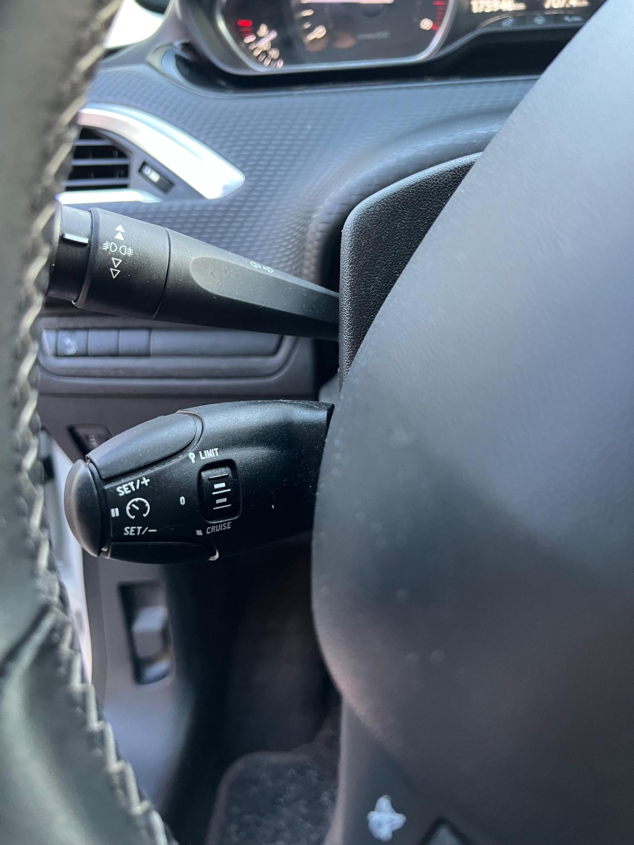 Peugeot 2008 BlueHDi 100 S&S Allure