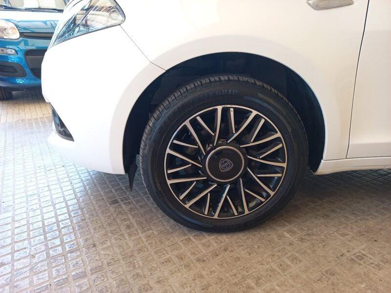 Lancia Ypsilon New 5 porte My24 1.0 Firefly 70 CvStart&Stop Hybrid Oro