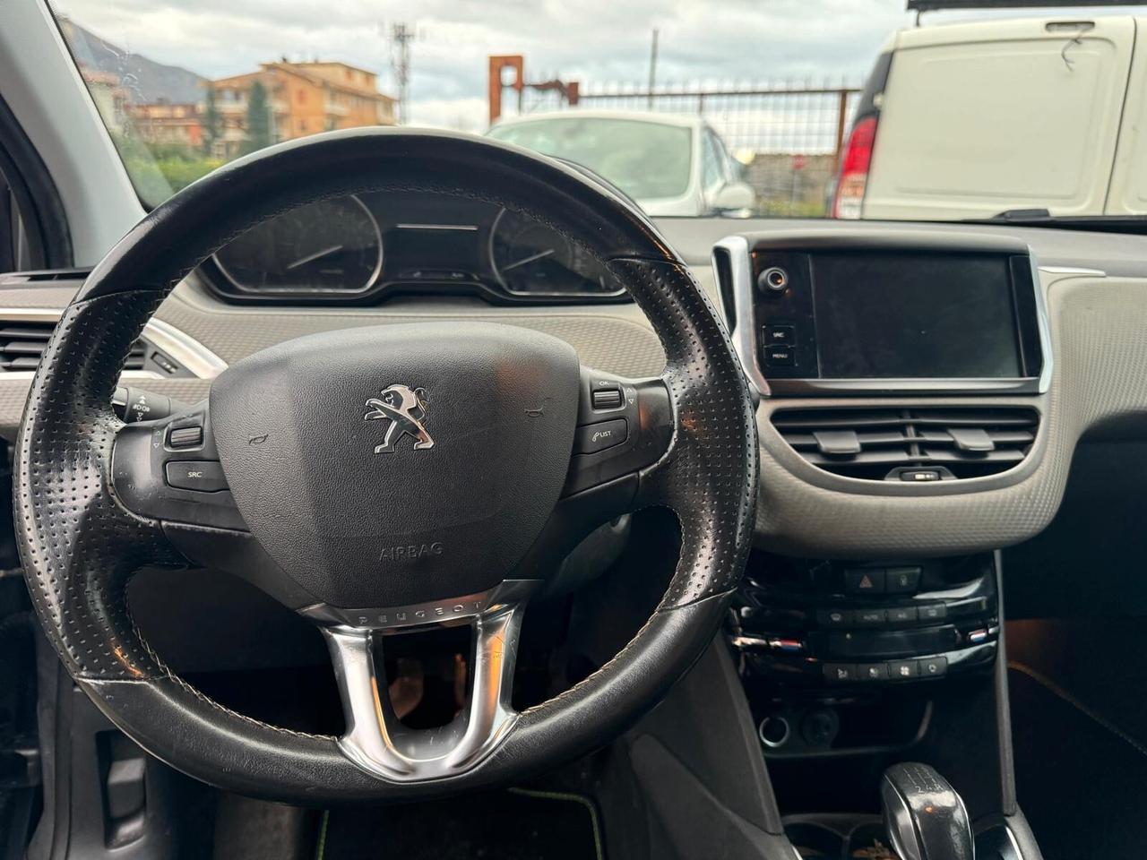 Peugeot 208 PureTech 82 Allure grigio opaco