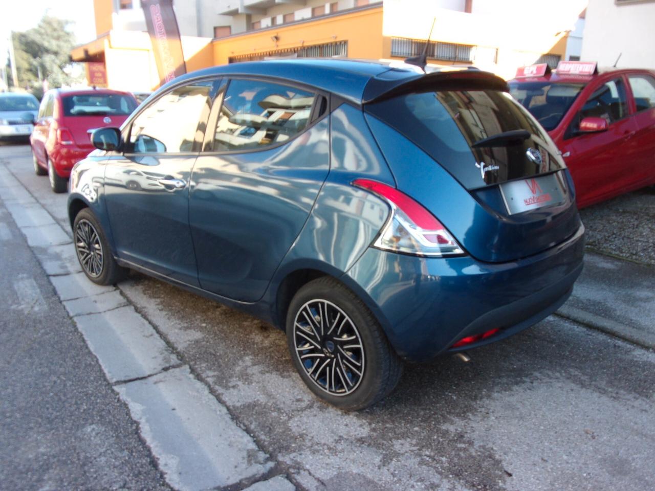 Lancia Ypsilon 1.0 FireFly 5 porte S&S Hybrid Gold