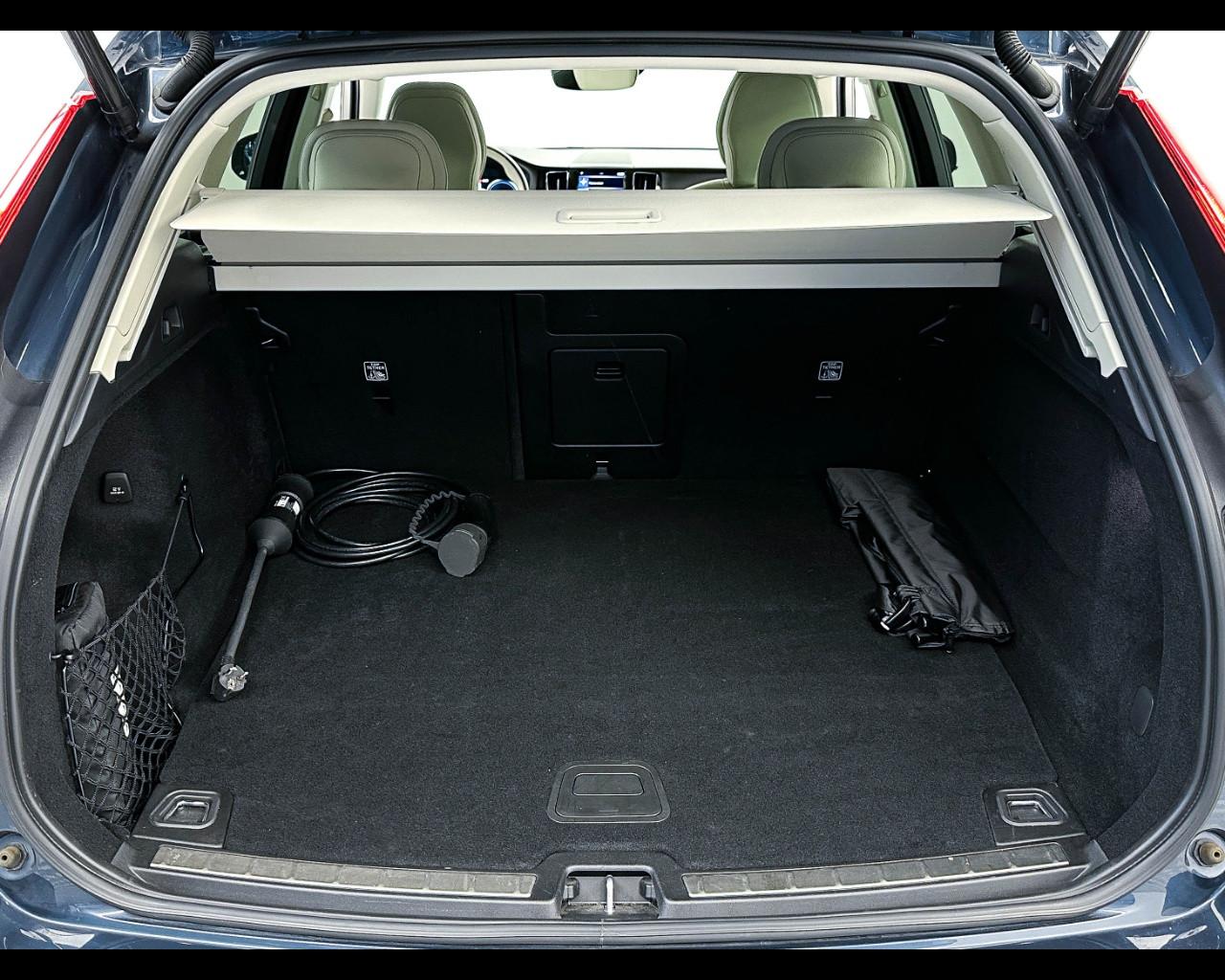 VOLVO XC60 (2017-->) - XC60 T6 Recharge Plug-in Hybrid AWD Inscription
